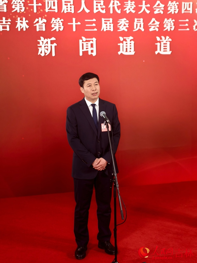 吉林省政協(xié)委員、吉林化纖集團有限責任公司總經(jīng)理、黨委副書記徐佳威。人民網(wǎng)記者 關(guān)思聰攝