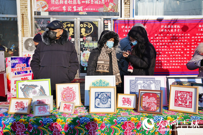 大集上的伊通滿族剪紙。人民網記者 李洋攝
