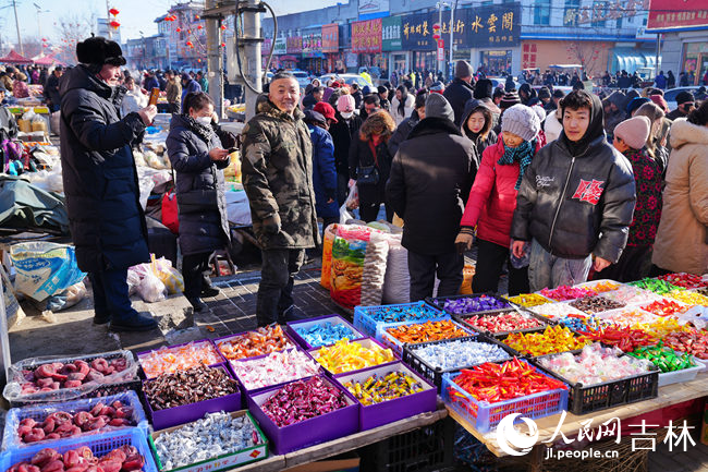 大集人流鼎沸。人民網記者 李洋攝