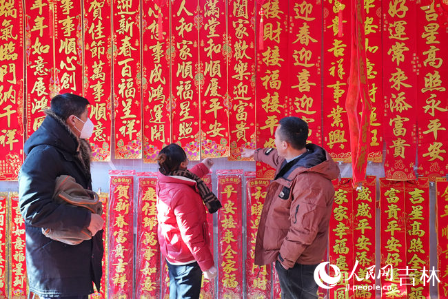 游客在大集上購買春聯。人民網記者 李洋攝