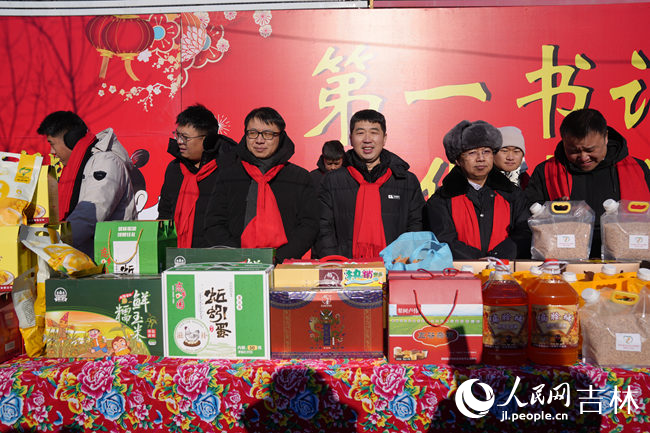 “第一書記”代言展臺。人民網記者 李洋攝