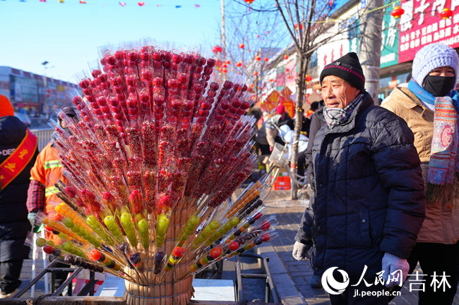 大集上的東北糖葫蘆。人民網記者 李洋攝