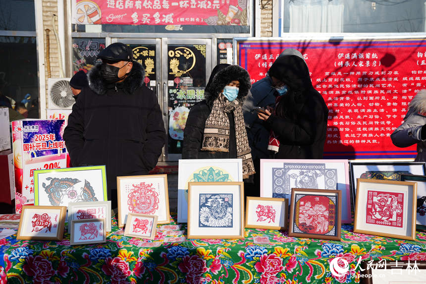 大集上售賣的伊通滿族剪紙。人民網記者 李洋攝