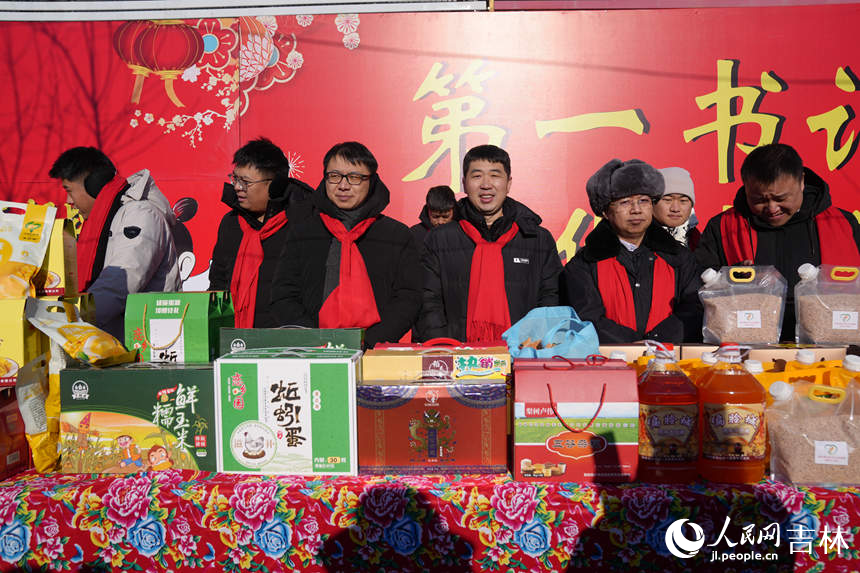 “第一書記”帶著好物進大集。人民網記者 李洋攝