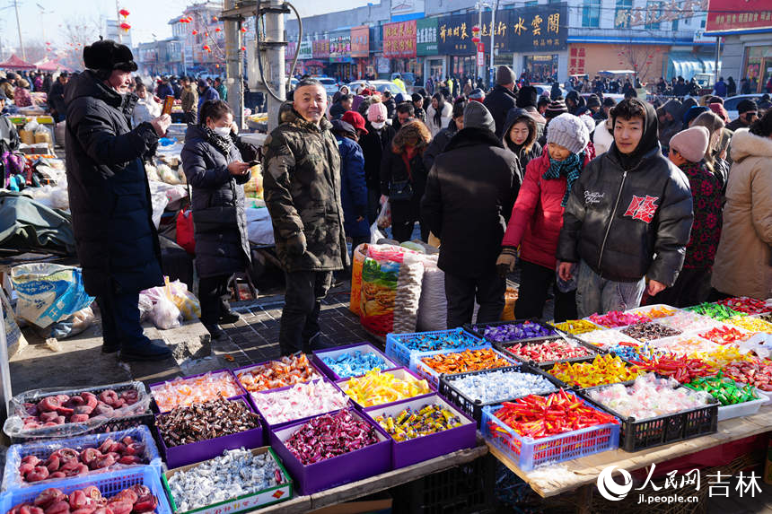 大集人流鼎沸。人民網記者 李洋攝