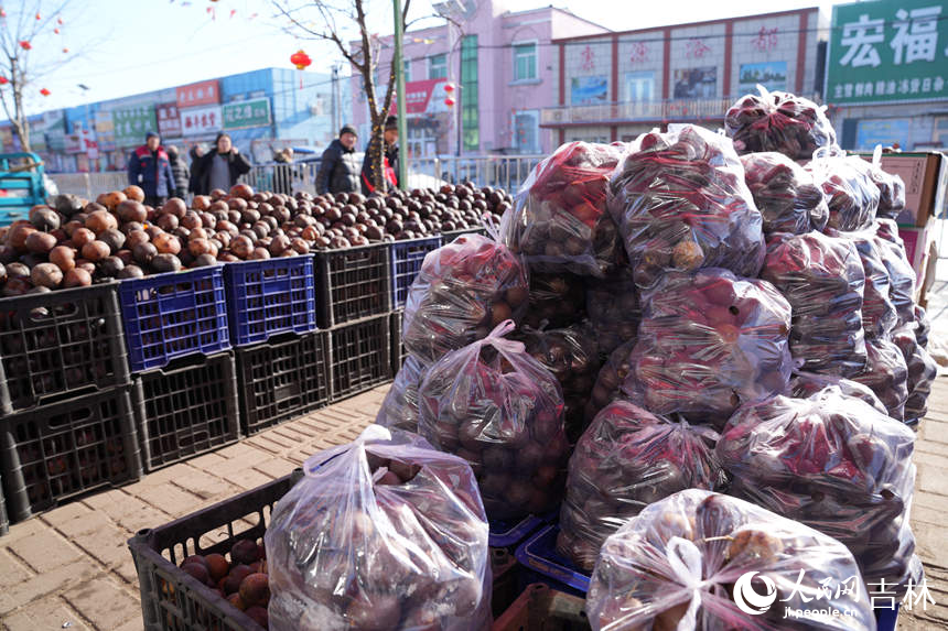 大集上售賣的東北凍梨。人民網(wǎng)記者 李洋攝