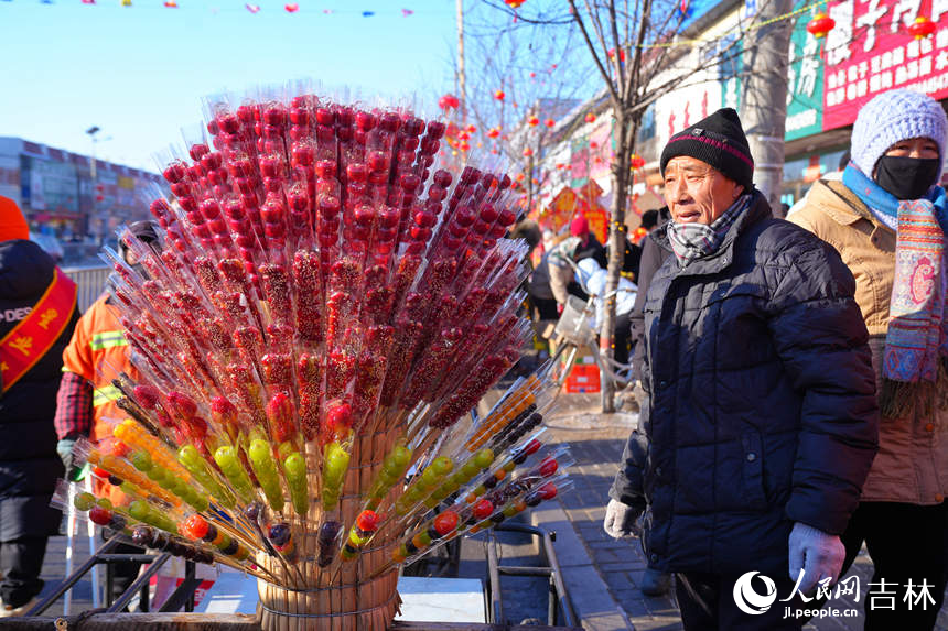 大集上的東北糖葫蘆。人民網(wǎng)記者 李洋攝