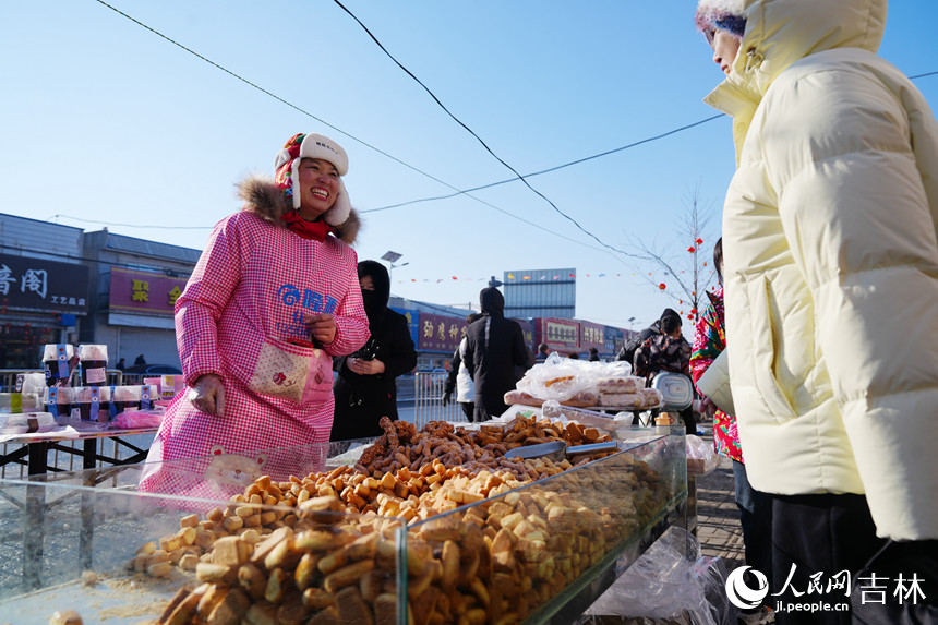 游客在大集上購買糕點。人民網(wǎng)記者 李洋