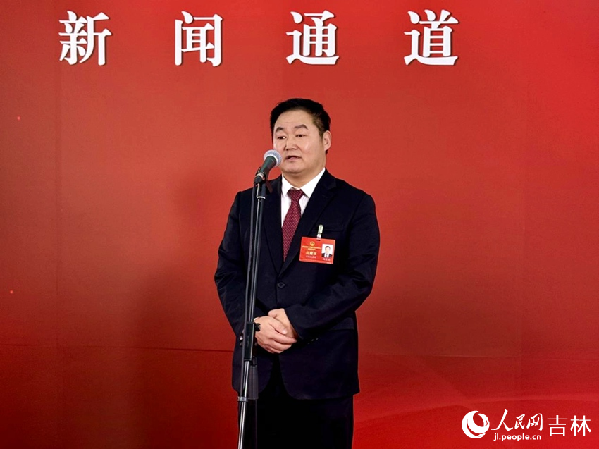 吉林省人大代表、吉林老爺嶺農業集團有限公司董事長馮其永走上新聞通道，接受記者采訪。人民網記者 李思玥攝