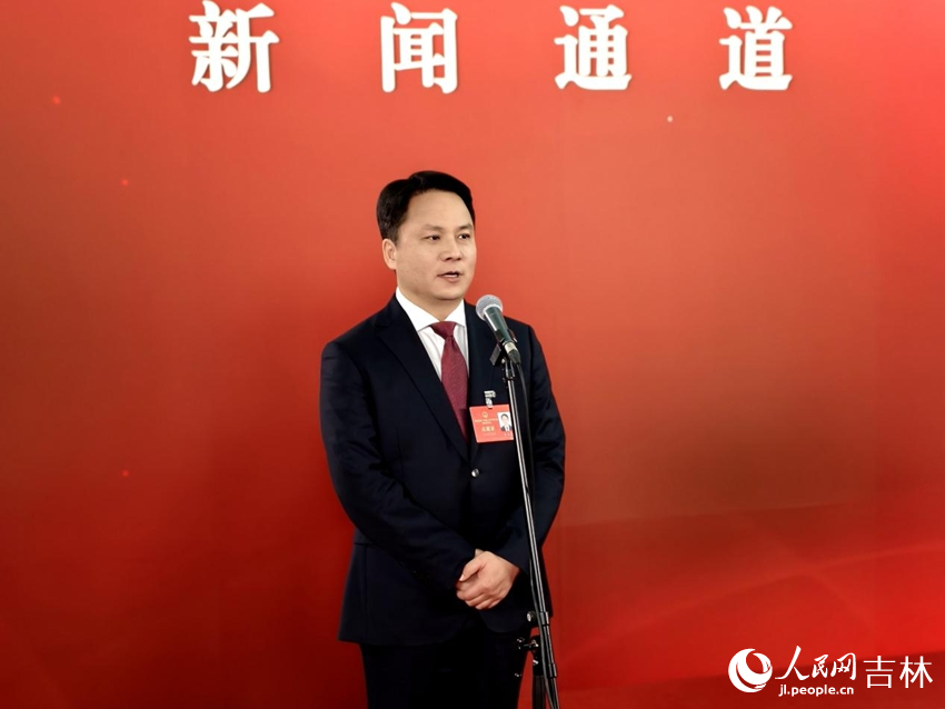 吉林省人大代表、中共臨江市委書記王大泉接受記者采訪。人民網(wǎng)記者 關(guān)思聰攝