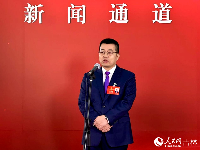 吉林省人大代表、吉林省中佰文化旅游投資有限公司董事長陳加利接受采訪。人民網記者 李思玥攝