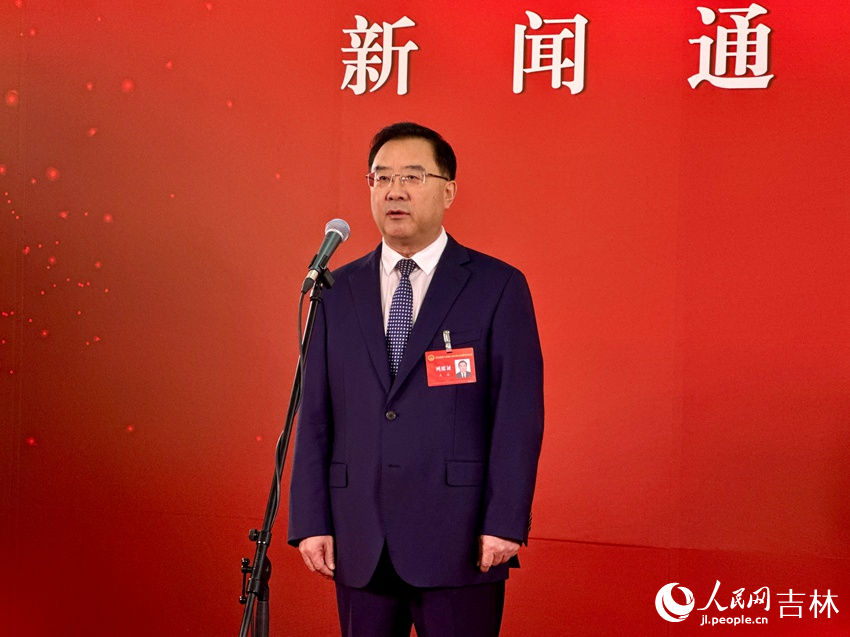 吉林省人力資源和社會保障廳黨組書記、廳長王冰。人民網記者 李思玥攝