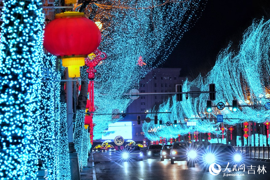 在長春市火車站站前廣場，璀璨的燈光點亮了城市夜晚，充滿喜慶的年味。人民網(wǎng)記者 李洋攝