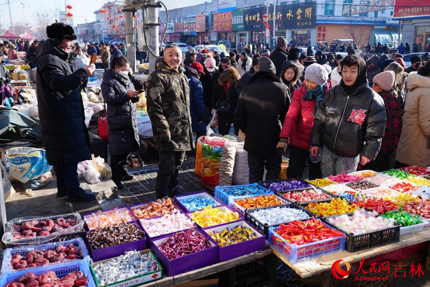 大集人流鼎沸。人民網記者 李洋攝
