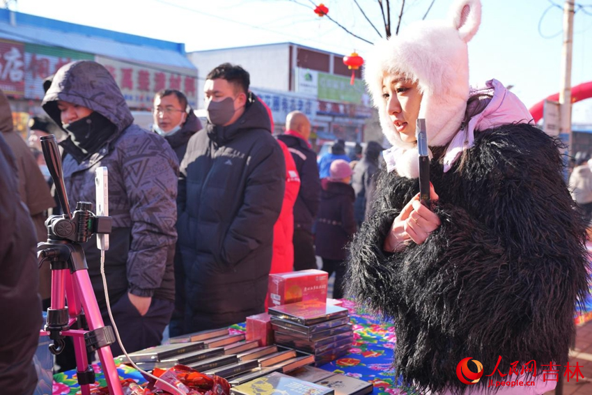 一名主播帶著直播間的觀眾“云上逛大集”。人民網記者 李洋攝