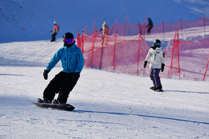 滑雪愛好者在吉林北大湖滑雪度假區暢滑粉雪。人民網記者 李洋攝