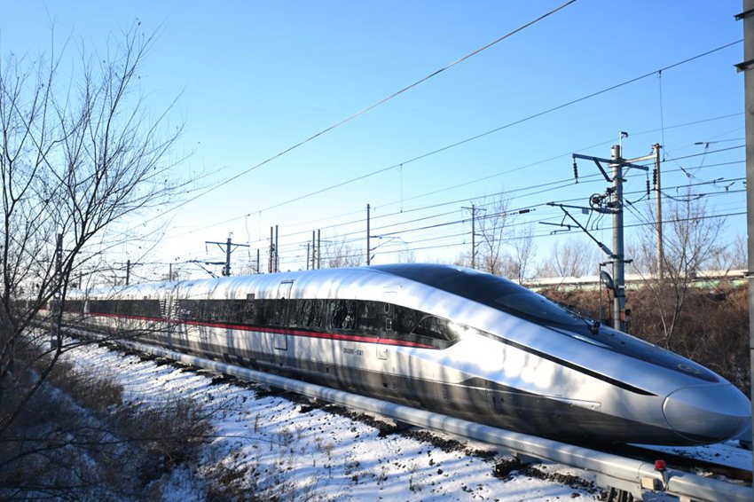 CR450BF動車組在中車長客股份公司進行調試。（中車長春軌道客車股份有限公司供圖 李顏君攝）