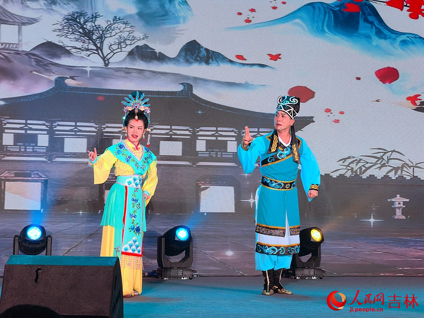 傳統二人轉表演《包公斷后》。人民網記者 馬俊華攝