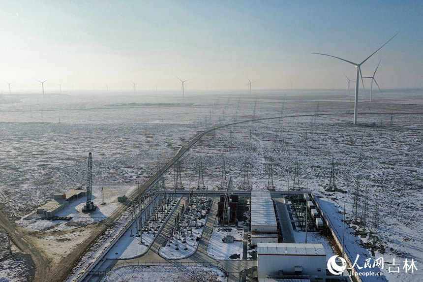 1月24日，在吉林油田昂格風電場，88臺風電機隨風轉動。人民網記者 李洋攝
