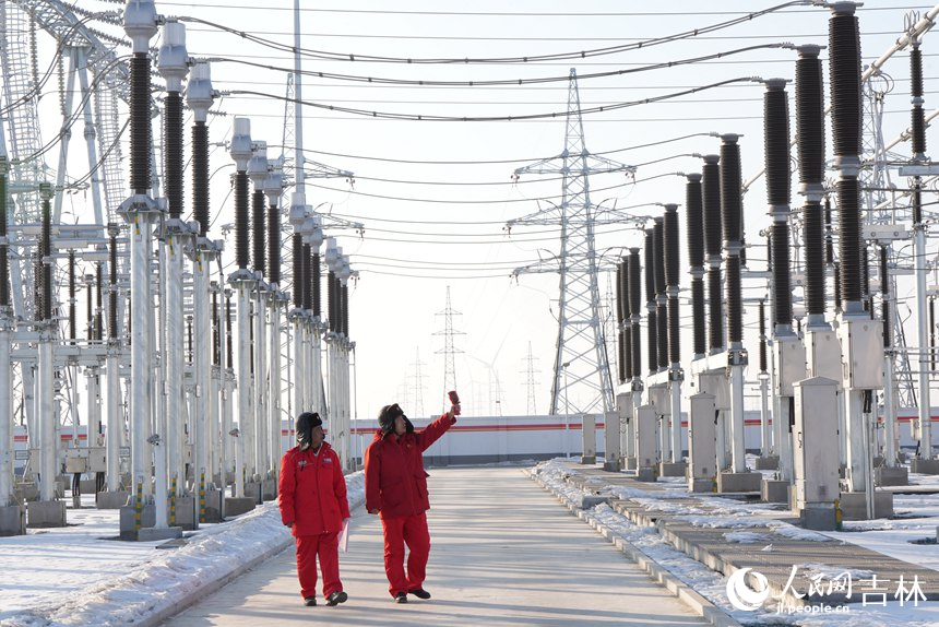 工作人員在風電場220千伏升壓站進行日常巡檢。人民網記者 李洋攝