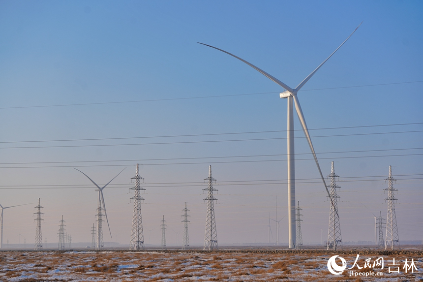 在吉林油田昂格風電場，伴隨著扇葉的輕輕轉動，風能轉化為電能，如潮水般涌入電網，輸送到千家萬戶。人民網記者 李洋攝