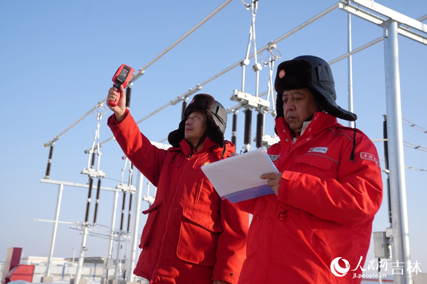 工作人員在風(fēng)電場(chǎng)220千伏升壓站進(jìn)行日常巡檢。人民網(wǎng)記者 李洋攝