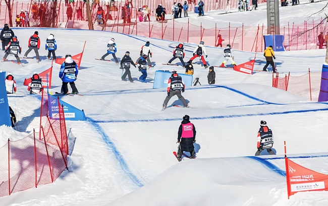 北大湖滑雪度假區(qū)國(guó)際雪聯(lián)單板滑雪障礙追逐世界杯(中國(guó)站)。