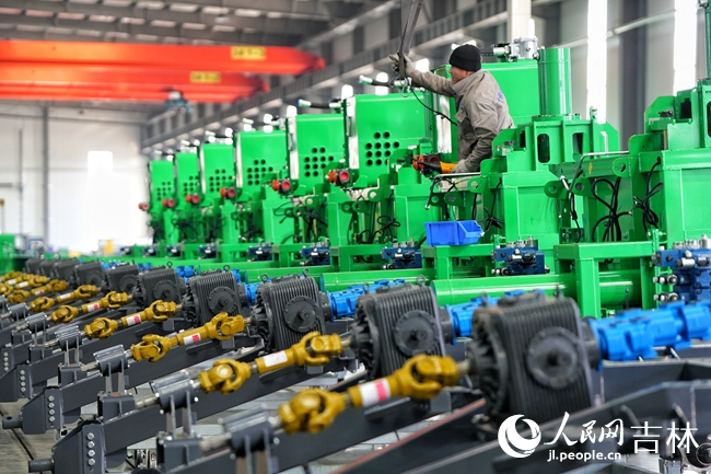 吉林天朗農(nóng)機裝配車間。人民網(wǎng)記者 李洋攝