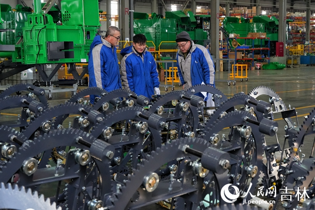 吉林天朗農(nóng)機裝配車間。人民網(wǎng)記者 李洋攝