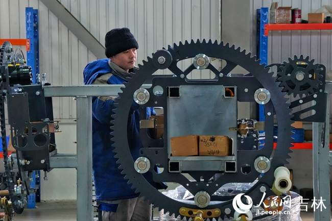 吉林天朗農(nóng)機裝配車間。人民網(wǎng)記者 李洋攝