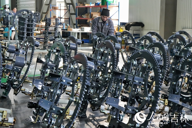 吉林天朗農(nóng)機裝配車間。人民網(wǎng)記者 李洋攝