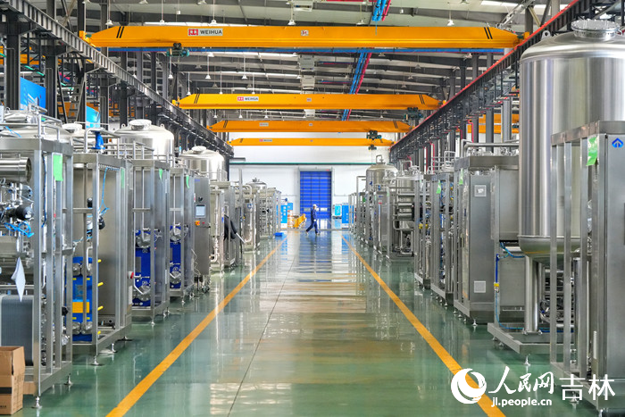 楚天華通醫(yī)藥設(shè)備有限公司裝配廠間。人民網(wǎng)記者 李洋攝