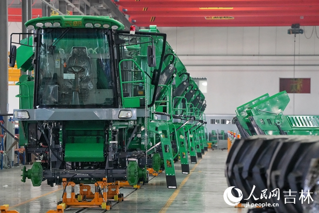 吉林天朗農(nóng)機裝配車間。人民網(wǎng)記者 李洋攝