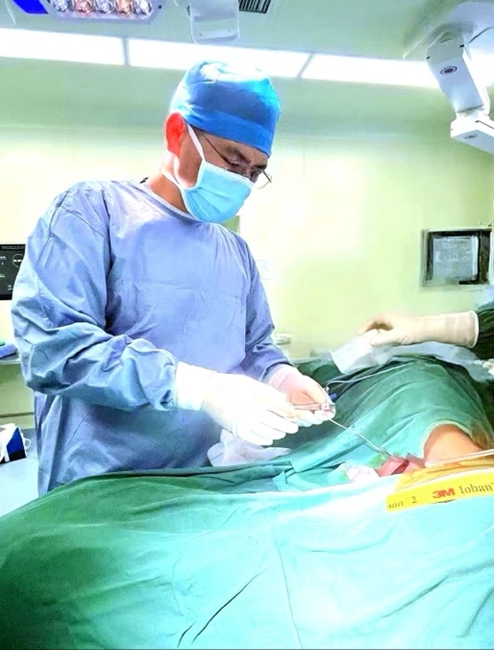 吳敏飛教授進(jìn)行脊髓電刺激器植入術(shù)。