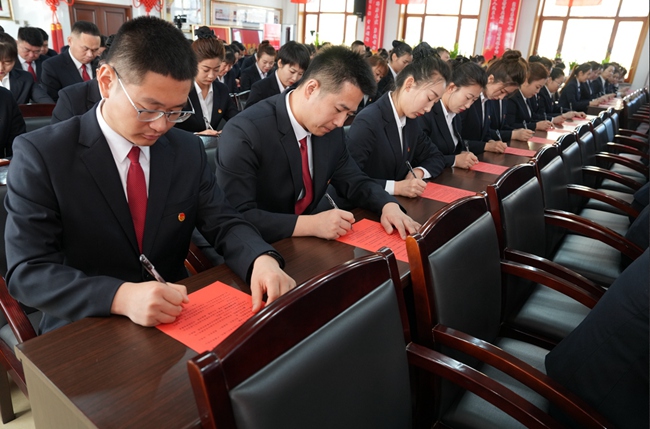 每年的3·15國際消費者權益日,白山方大集團全體員工都要簽訂“員工誠信承諾書”。