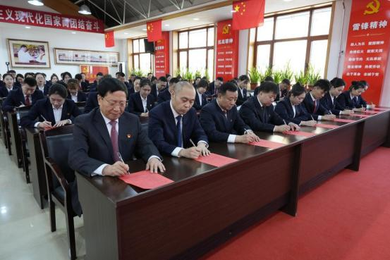 在白山方大集團(tuán)紀(jì)念“3·15國(guó)際消費(fèi)者權(quán)益日”暨“白山方大誠(chéng)信日”慶祝大會(huì)上，全體員工簽訂《誠(chéng)信承諾書(shū)》