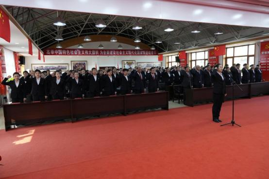 在白山方大集團(tuán)六樓會(huì)議室，120余名來(lái)自不同崗位的員工，舉起右拳莊嚴(yán)宣誓