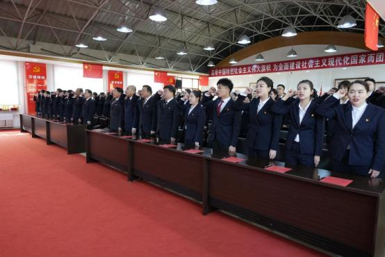 在白山方大集團(tuán)六樓會(huì)議室，120余名來(lái)自不同崗位的員工，舉起右拳莊嚴(yán)宣誓