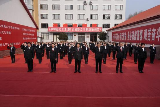 在“白山方大誠(chéng)信日”宣誓儀式上，白山方大集團(tuán)黨委書(shū)記、董事長(zhǎng)寧鳳蓮帶領(lǐng)全體員工整齊列隊(duì)，莊嚴(yán)進(jìn)行誠(chéng)信宣誓