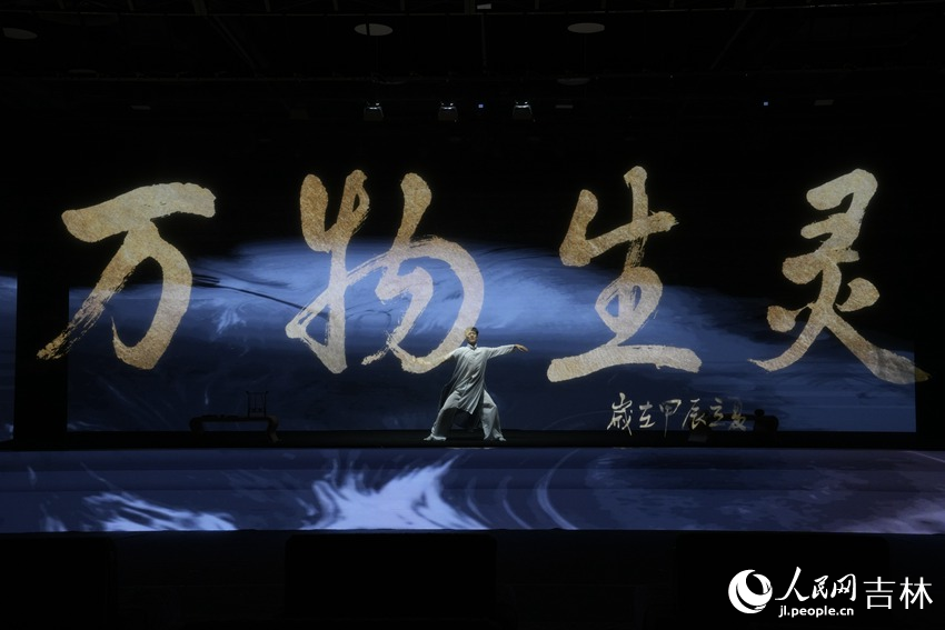 人民網自主開發的國內首臺AI展示體驗劇《白澤的奇幻旅程》。人民網記者 李洋攝