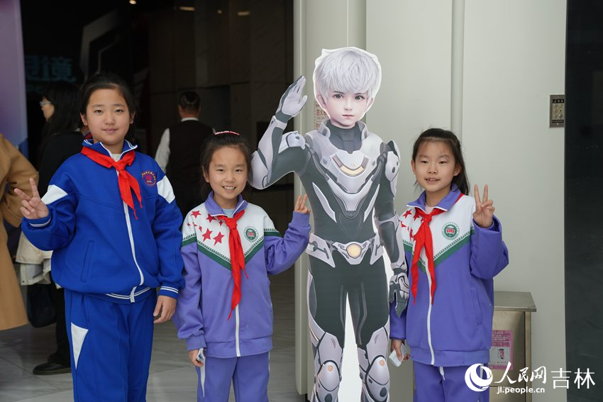 小學生到現場與AI進行了一場“親密接觸”。人民網記者 李洋攝