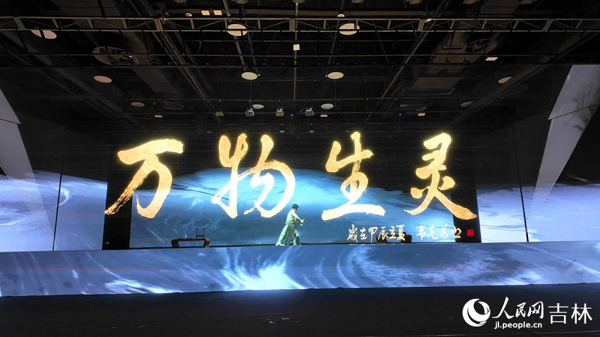 人民網自主開發的國內首臺AI展示體驗劇《白澤的奇幻旅程》。人民網 石天蛟攝