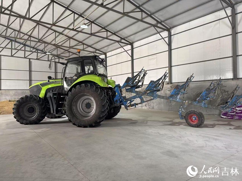 鳳財(cái)農(nóng)機(jī)專(zhuān)業(yè)合作社的庫(kù)房?jī)?nèi)，搭載車(chē)載北斗導(dǎo)航系統(tǒng)的重型大馬力拖拉機(jī)已整裝待發(fā)。人民網(wǎng)記者 李思玥