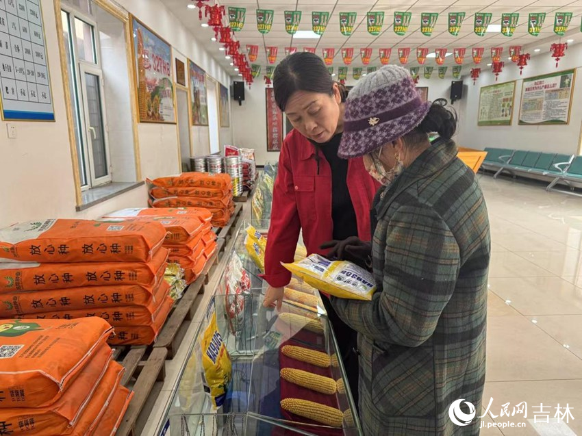 銷(xiāo)售人員介紹著每個(gè)種子品種的特性，幫助他們挑選最適宜種植的種子。人民網(wǎng)記者 李思玥