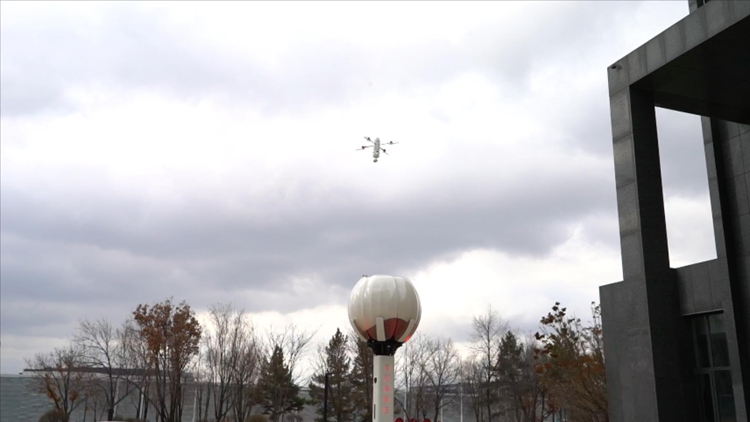 無人機從機塔中飛出。