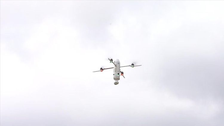 無人機在空中巡邏。