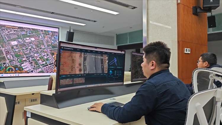 工作人員在指揮中心內監控無人機