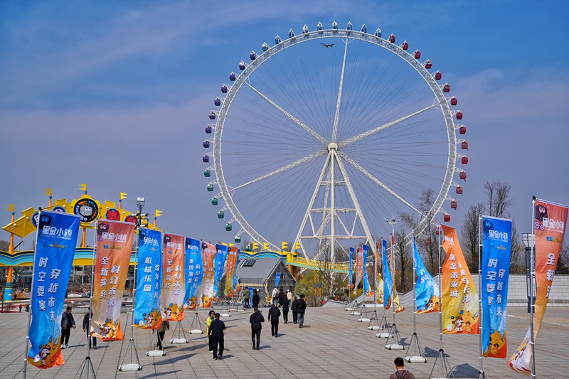 建設(shè)中的黑金小鎮(zhèn)。人民網(wǎng)記者 李洋攝