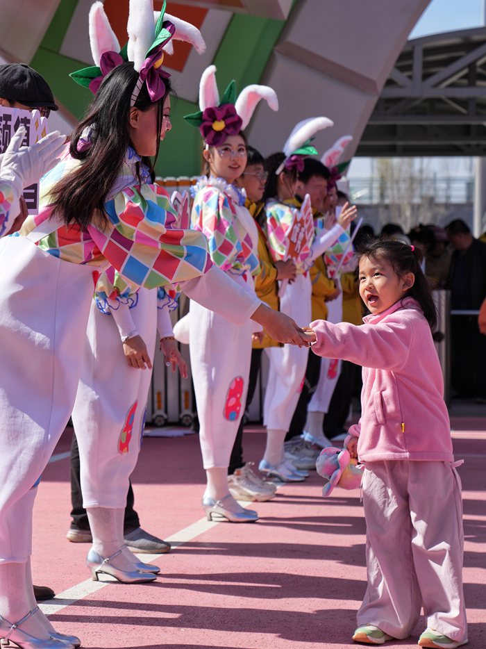 在遼源樂兔樂園，小朋友與演員們互動。人民網記者 李洋攝