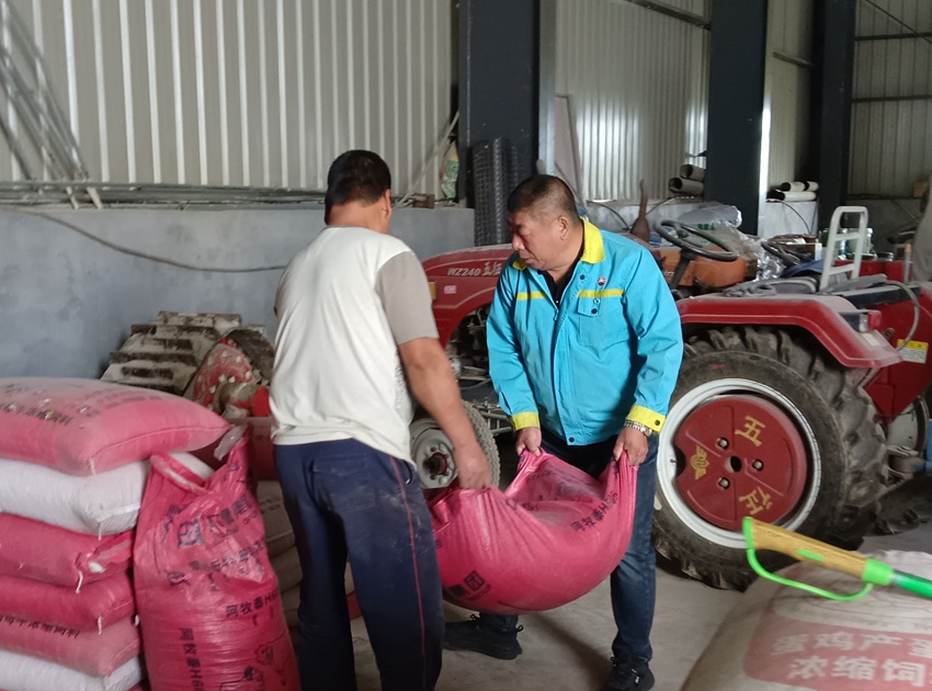 四平分公司為農戶送飼料上門。 劉柳攝